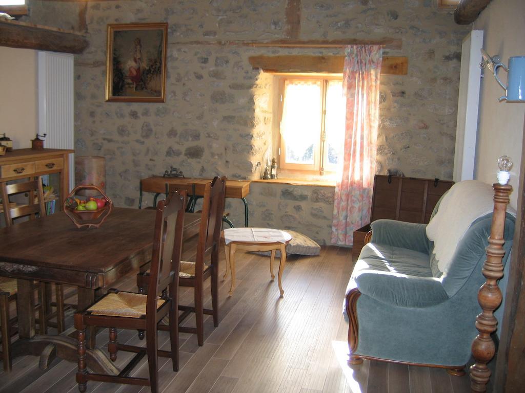 La Ferme Des Genets Bed and Breakfast Medeyrolles Eksteriør billede