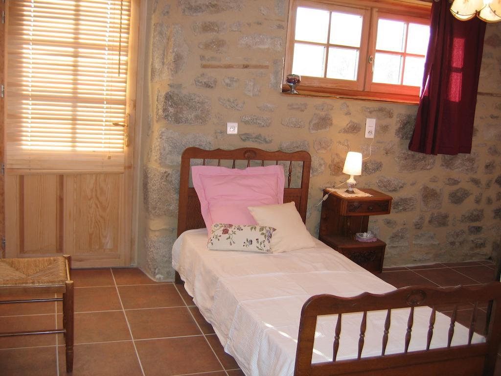La Ferme Des Genets Bed and Breakfast Medeyrolles Værelse billede